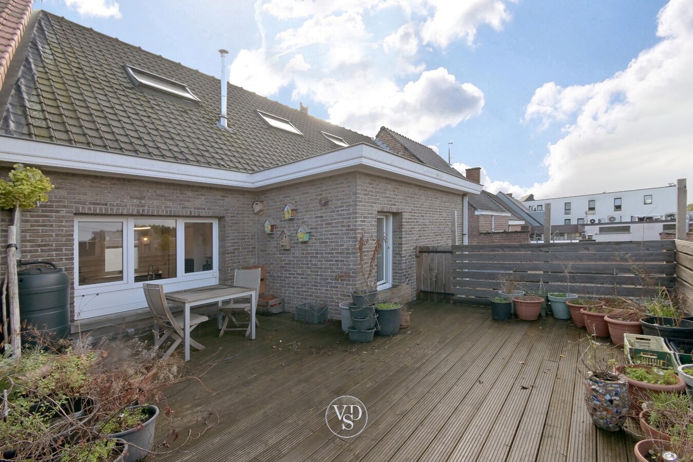 Exceptioneel ruim appartement in centrum Gavere. 