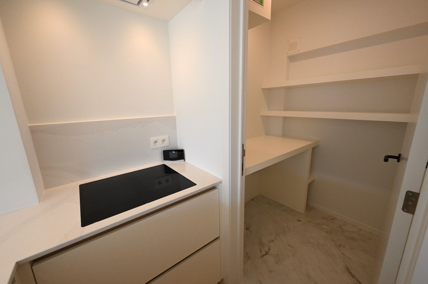 Non meublé - Neuf - Appartement luxueusement rénové avec 3 chambres et une vue dégagée sur la place du Bourgmestre Frans Desmidt. 