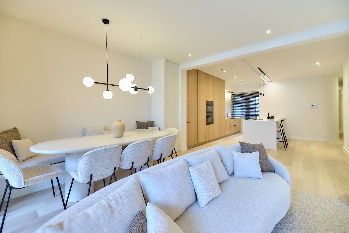 Appartement entièrement rénové avec 4 chambres, situé au centre de Knokke, près de l'avenue Dumortier, avec vue latérale sur la mer. 