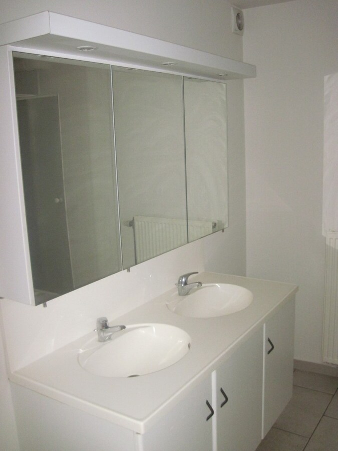 Bijzonder ruim appartement in hartje Kruishoutem. 