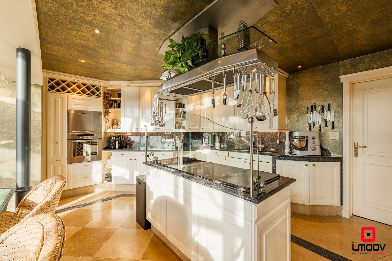 Exclusieve villa met infinity pool en resortgevoel op topligging in Mariakerke 