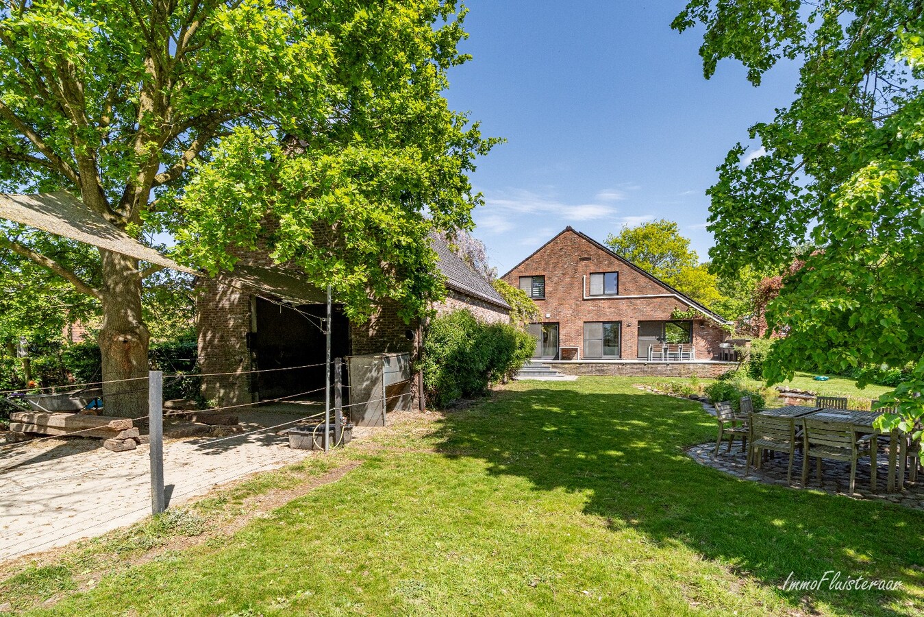 Charmante villa avec bâtiment d'écurie et prairie sur environ 6 700 m² à Hamme. 