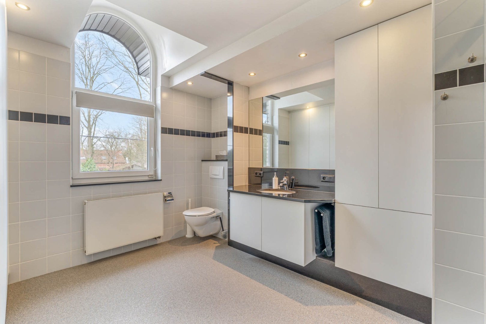 Badkamer met toilet, wastafel