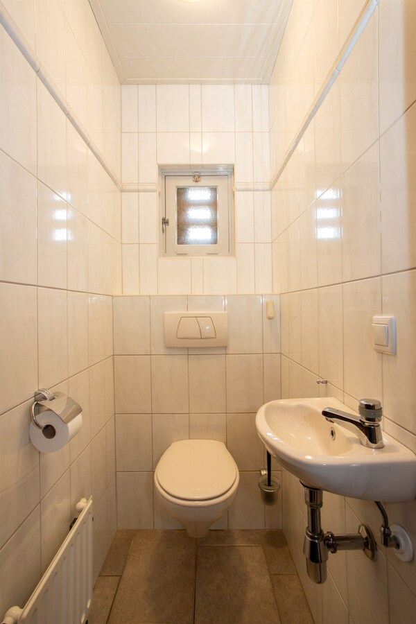 Degelijke vrijstaande woning met groot bijgebouw gelegen op een hoekperceel in Hooge Mierde. 