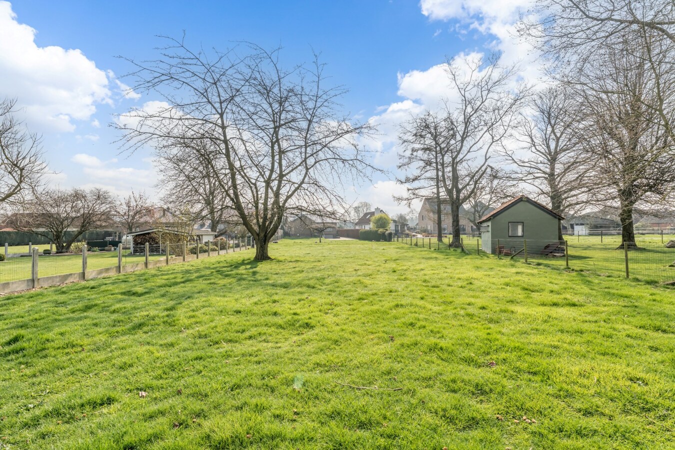 Zeer goed onderhouden gelijkvloerse gezinswoning op een riant perceel van 19a75ca op een rustige locatie te Schalkhoven, een deelgemeente van Hoeselt. 