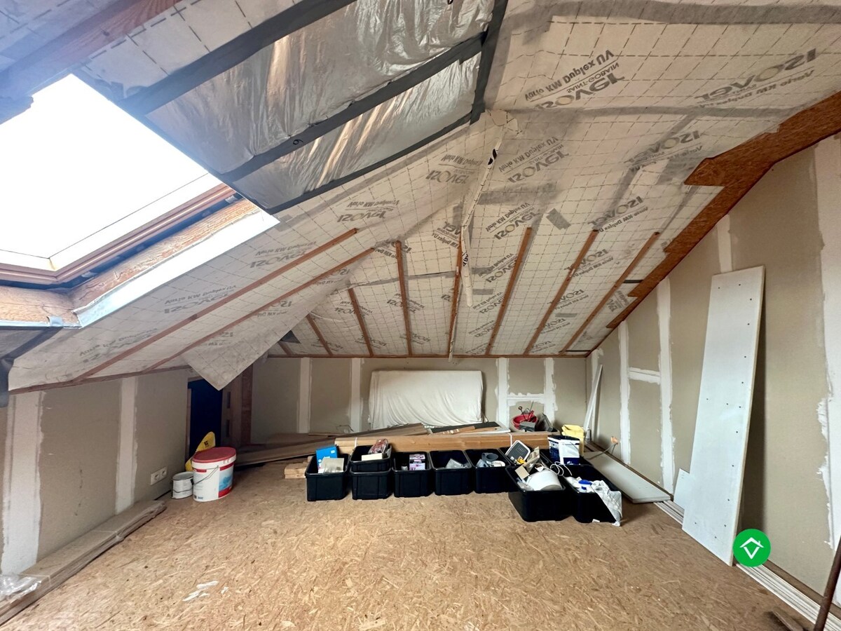 Ruim duplexappartement met terras en garage nabij centrum Roeselare 