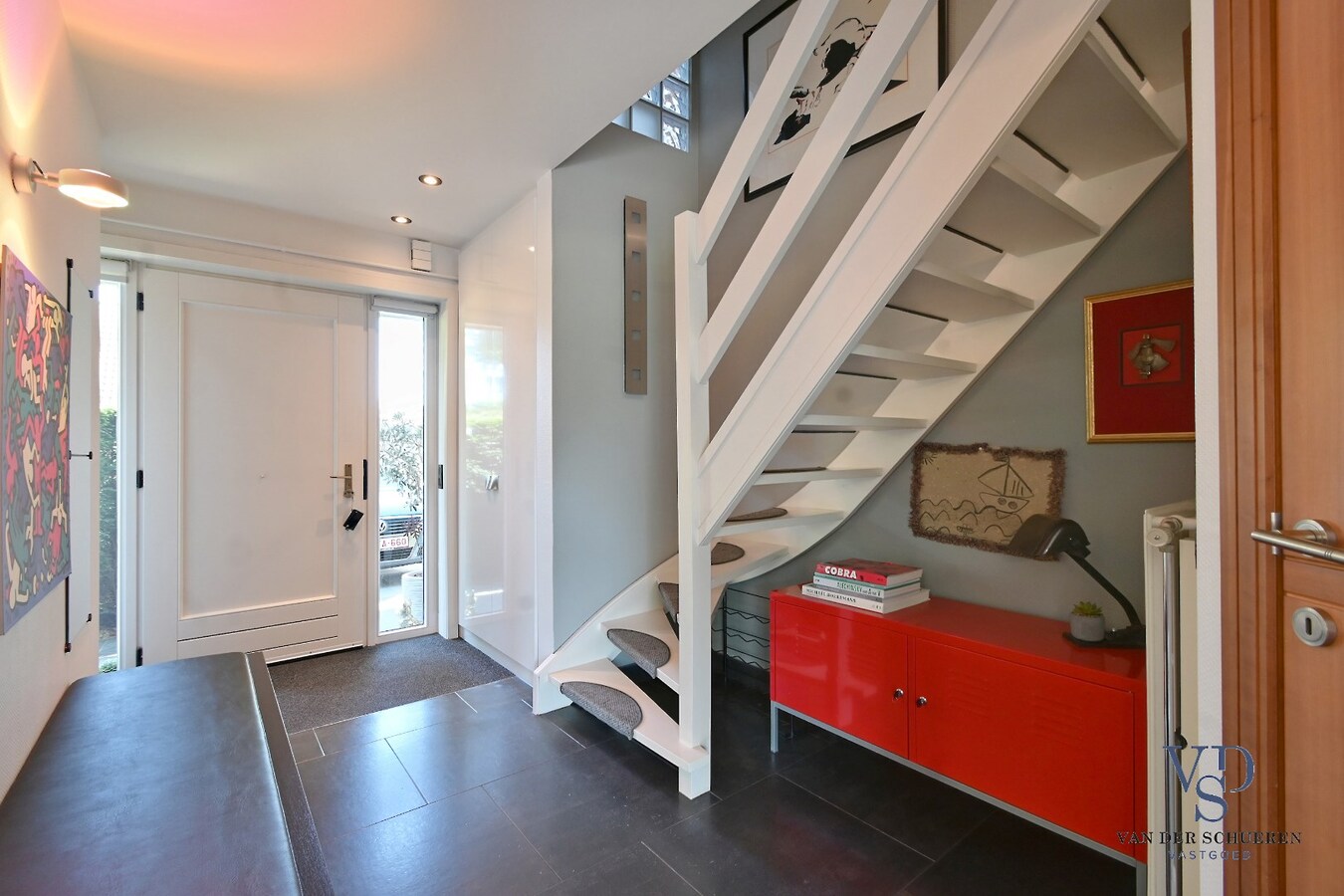 Tijdloze villa met zwembad in residentiële wijk 