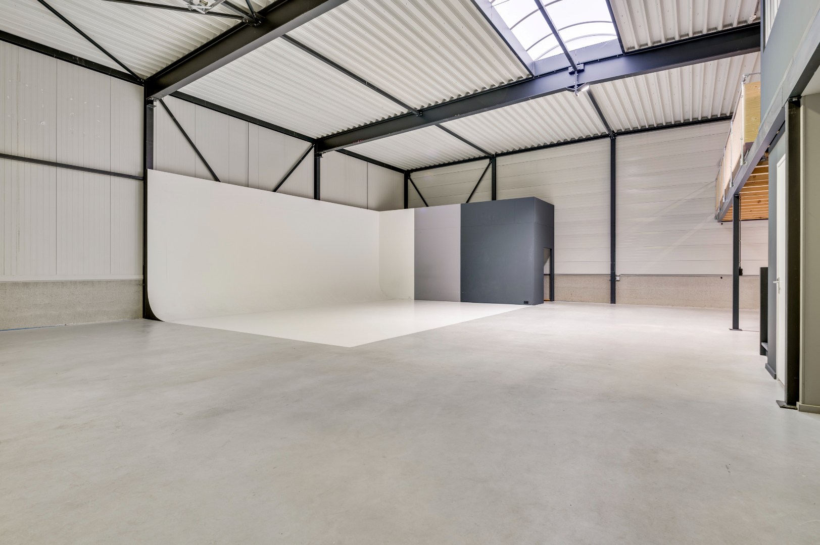 Hangar (Loods) te huur in Weert