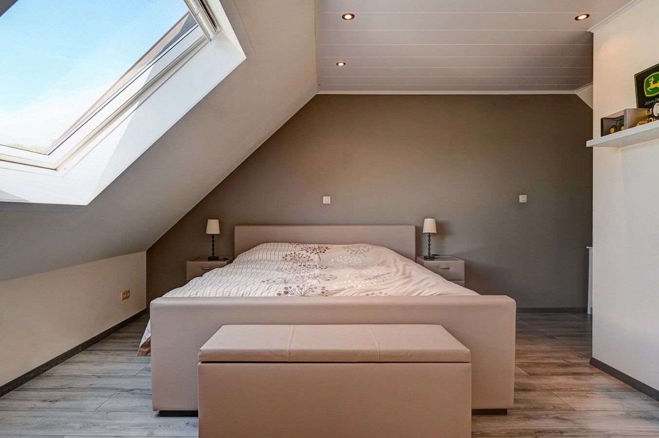 Grondig gerenoveerde woning met tuin, terras en 3 slaapkamers in Nieuwerkerken. 