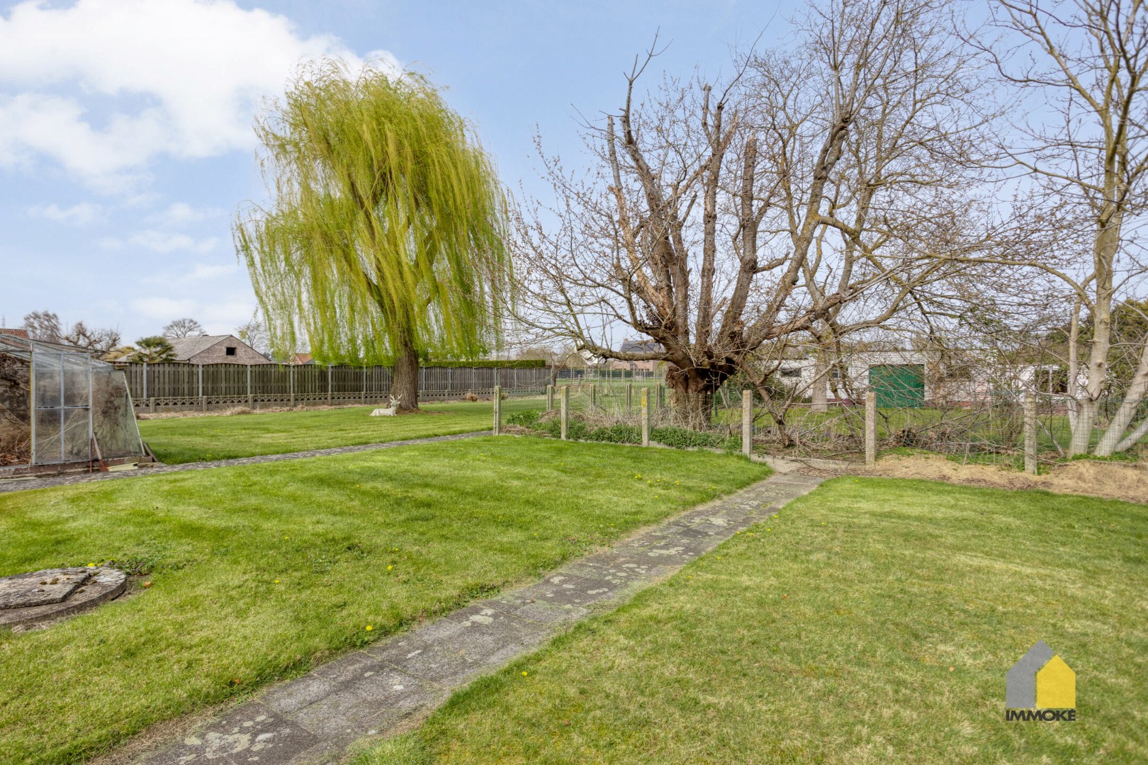 Te renoveren, statige woning op mooi perceel van 23 a 90 ca. 