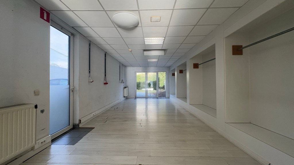 Commercieel gelegen handelspand te koop in Deinze (Astene)