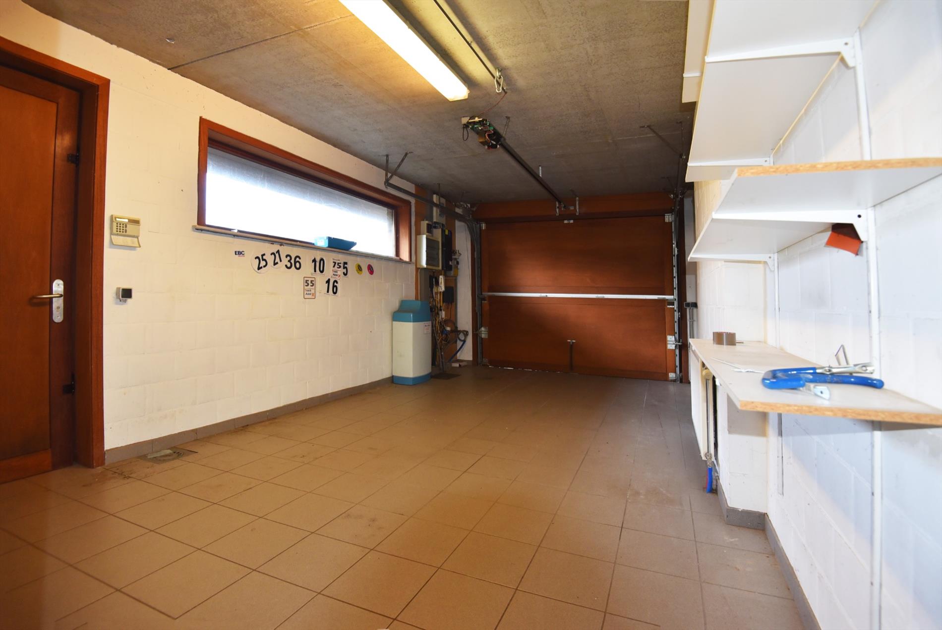 Villa met 4 slpks en garage op 787m² in residentiële wijk nabij centrum Maldegem 