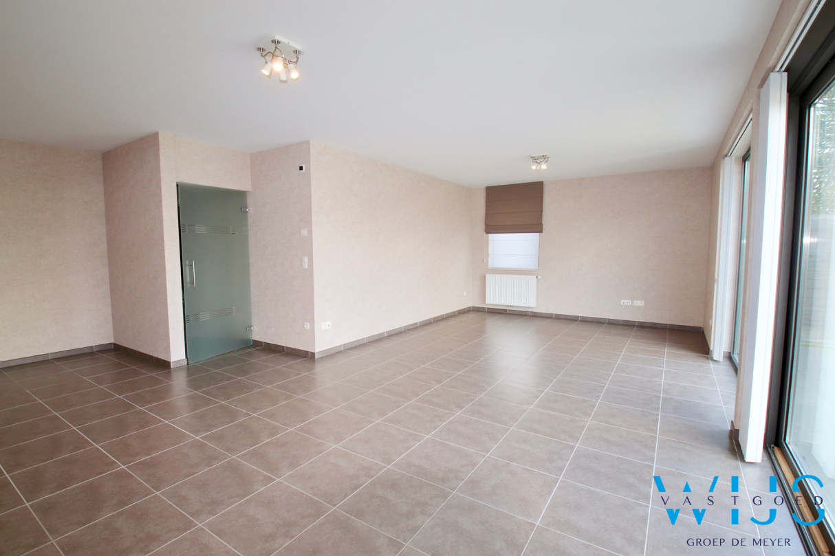 Recent gelijkvloers appartement in het centrum van Oosteeklo ! 