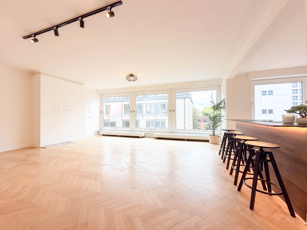 Stijlvol gerenoveerd 3-slaapkamerappartement van 128 m² met garage op topligging in Kortrijk *** NONO INSPIRED *** 