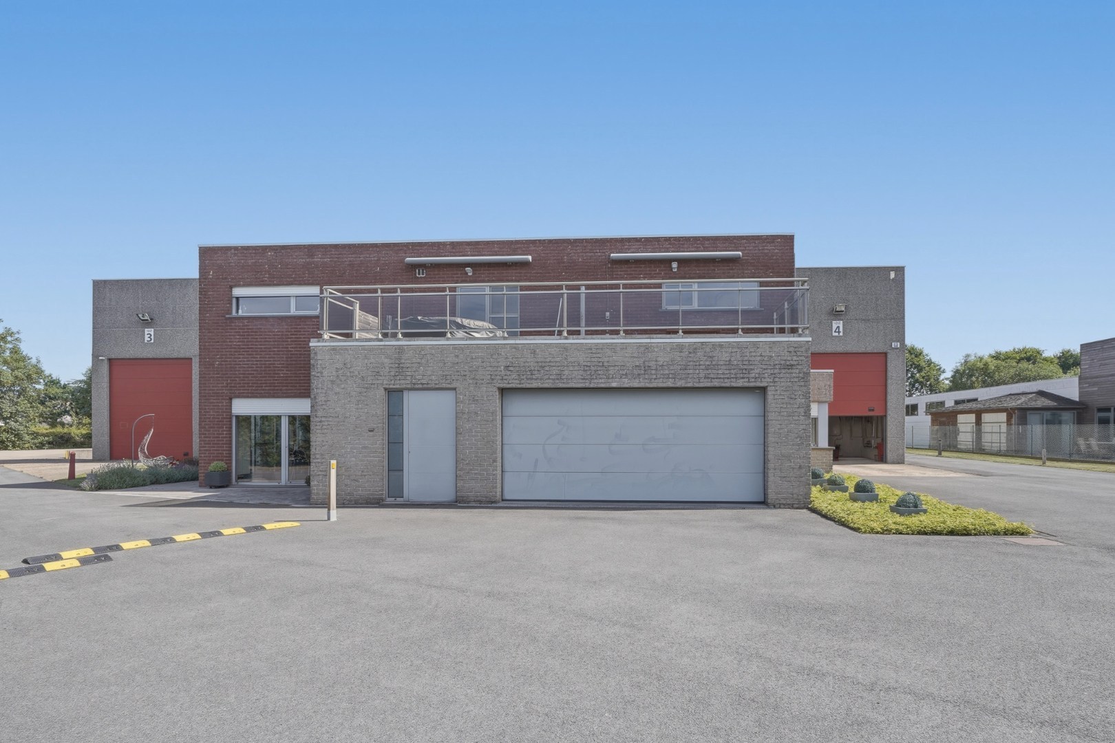 Bedrijfswoning met ruime loods van ca. 1.530 m² in de ambachtelijke zone van Eernegem 