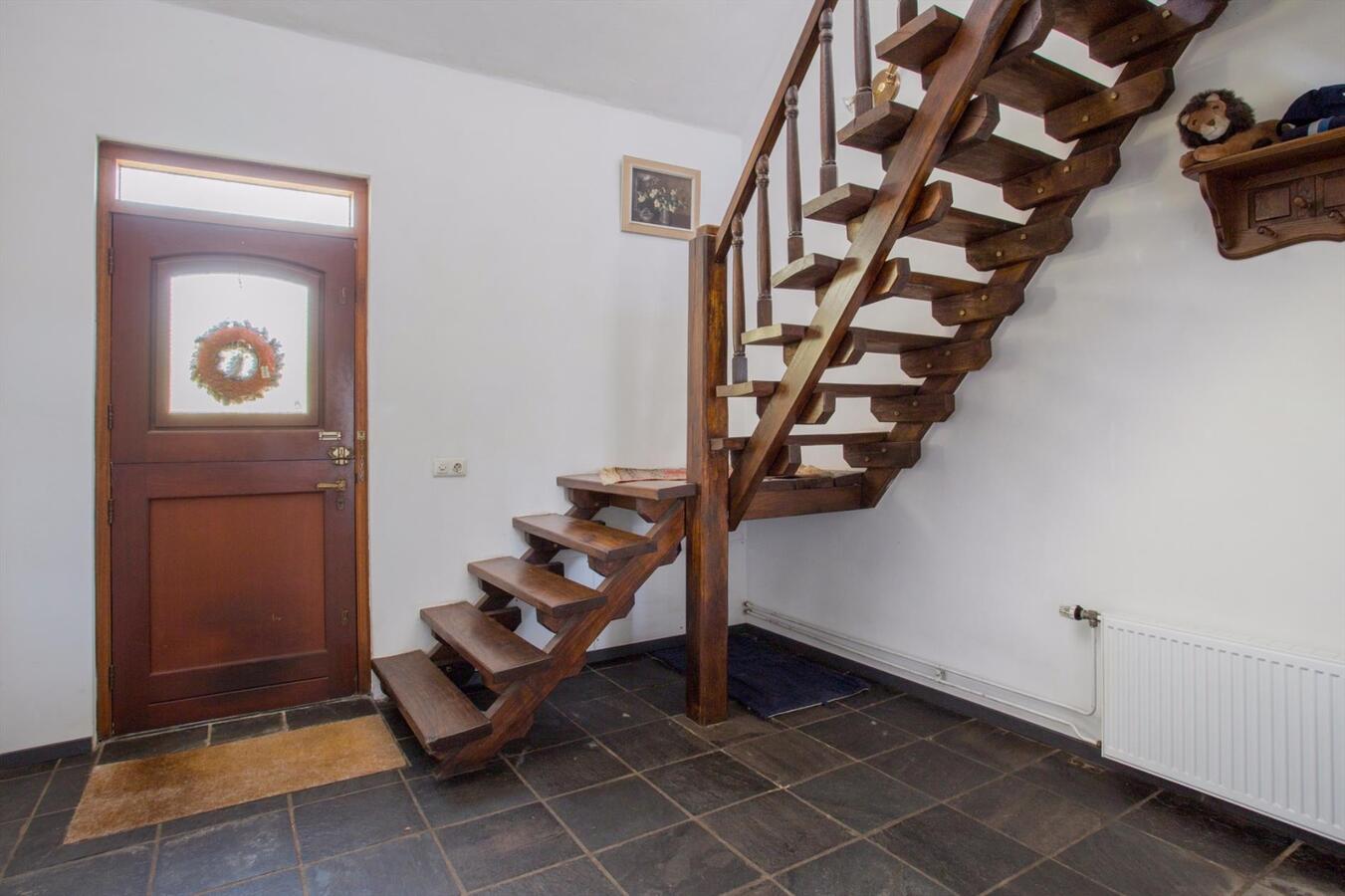 Gemoderniseerd vrijstaand landhuis met veel authentieke elementen en met riet afdekte kap, op een perceel van 1383 m2 grond aan de Heijerstraat 15 te Westerhoven. 