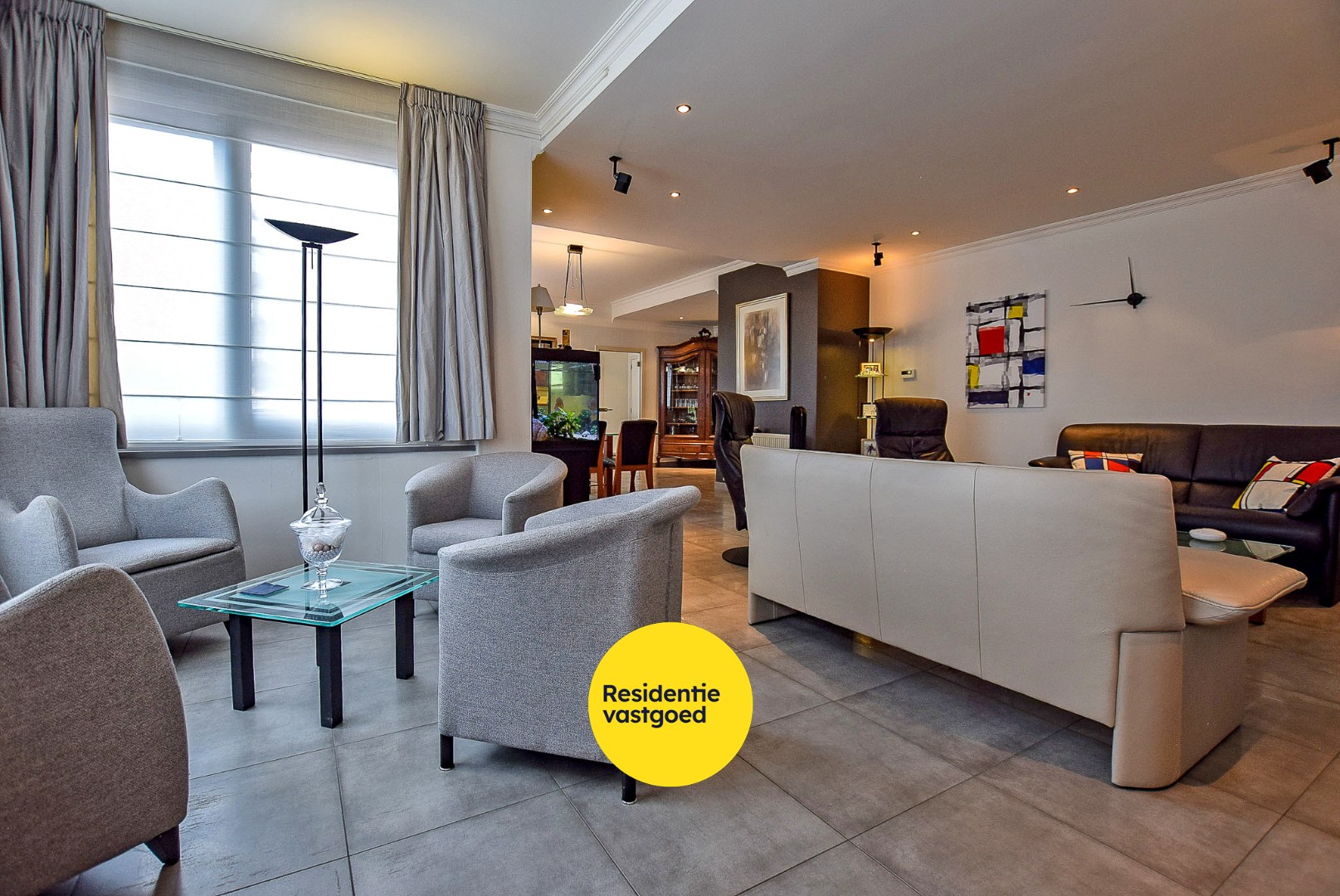 Prachtig onderhouden gelijkvloersappartement van maar liefst 175m² gelegen op 50m van het strand te Sint-Idesbald. 