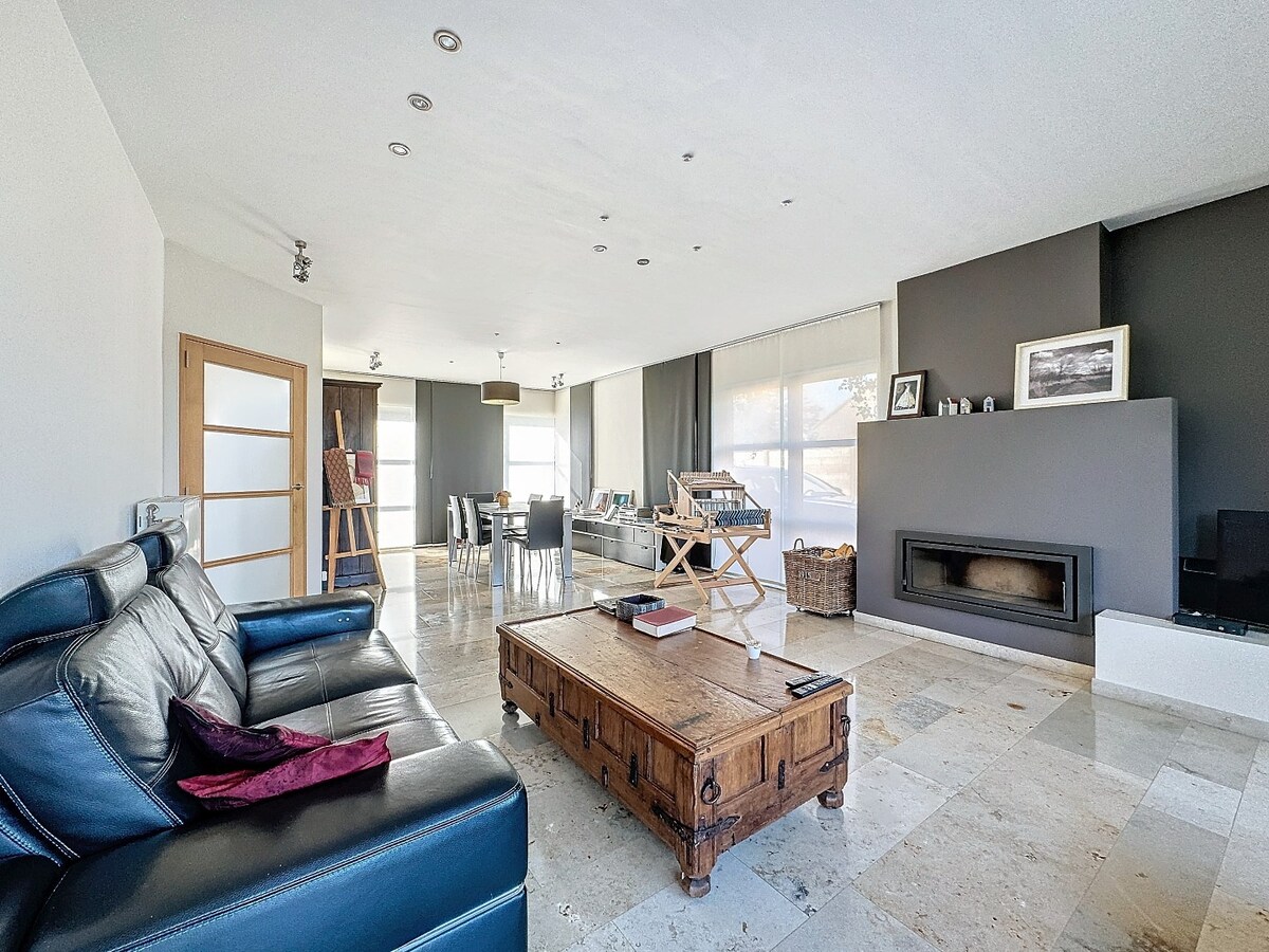 Ruime gezinswoning met knappe tuin te Erwetegem 