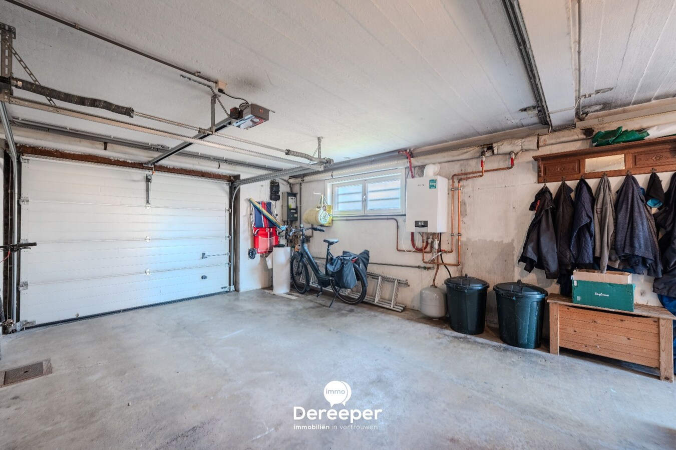 Op te frissen halfopen bel-etagewoning met tuin, garage en 4 slaapkamers 