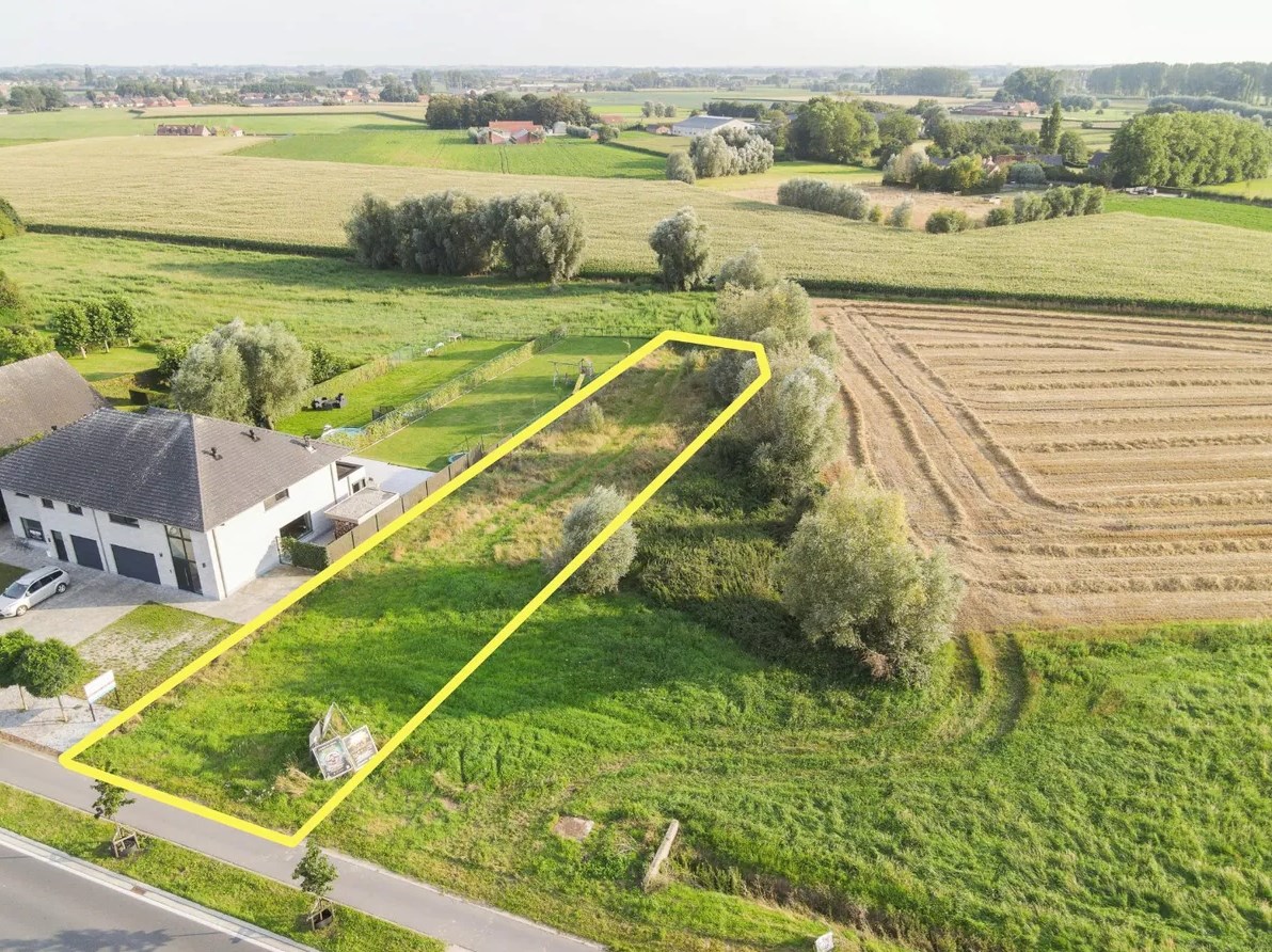 Ruime perceel (973 m²) voor halfopen bebouwing met landelijke verzichten te Torhout 
