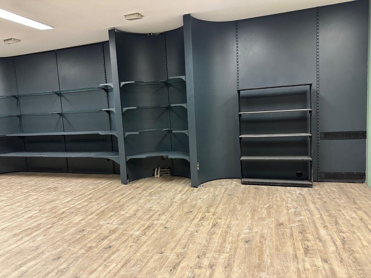 Handelsgelijkvloers, met mooie  etalage,  grote kelder 