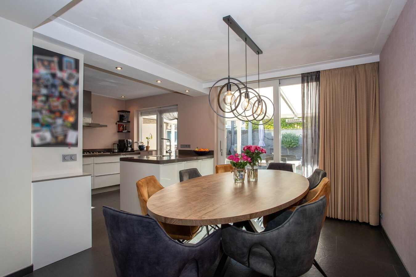 Ruime gezinswoning met royale garage en prachtige tuin 