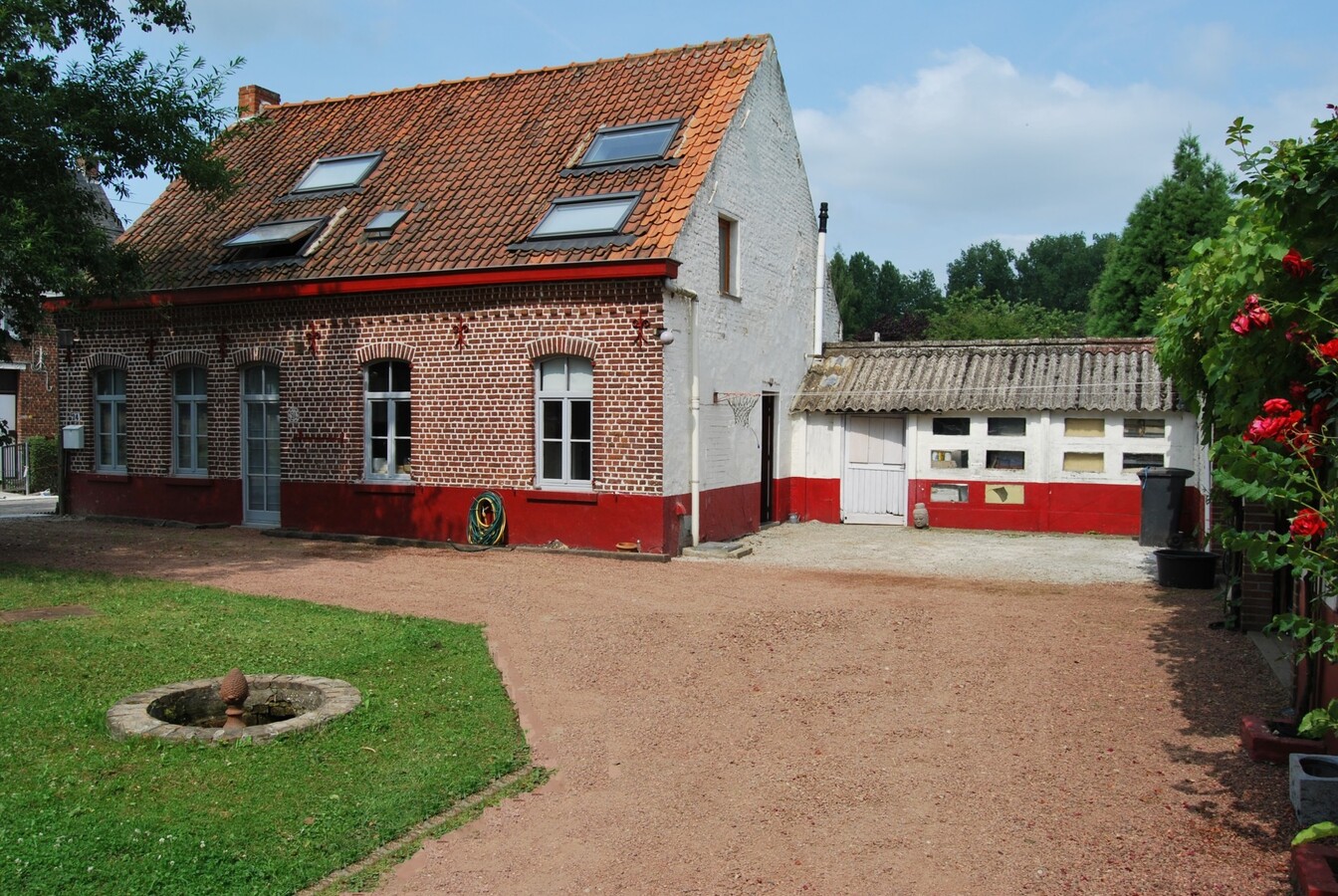 Gerenoveerde woning met stalgebouw op 2.340m² 