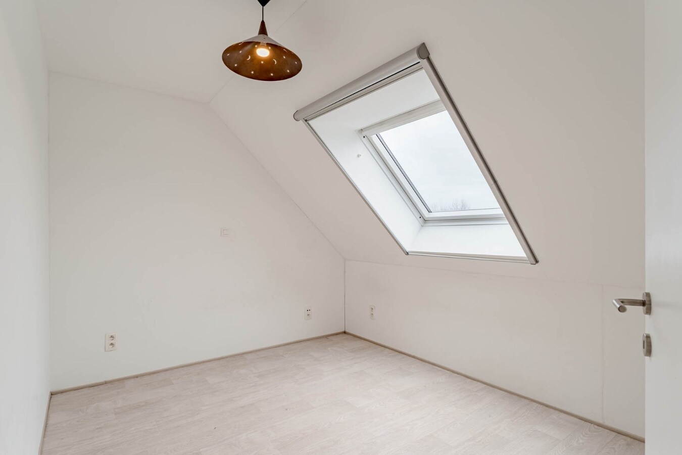 Gerenoveerde, goed onderhouden woning nabij het centrum van Bree mét een grote garage/werkplaats bereikbaar langs de Filterstraat aan de achterzijde van de woning! 