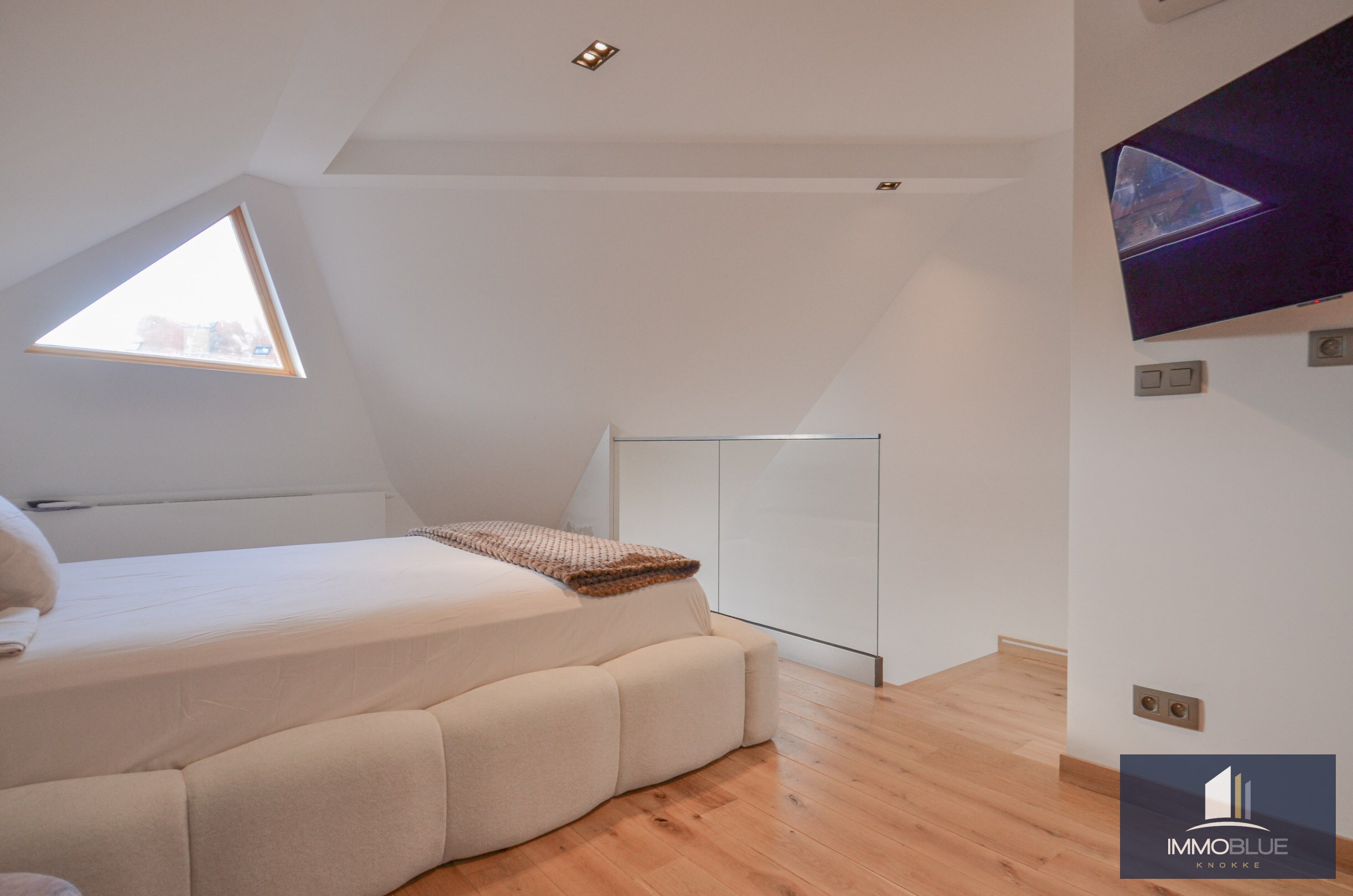 EXCLUSIEF : Duplexappartement met ruim terras gelegen in een kleinschalige nieuwbouwresidentie in Art Deco-stijl. 