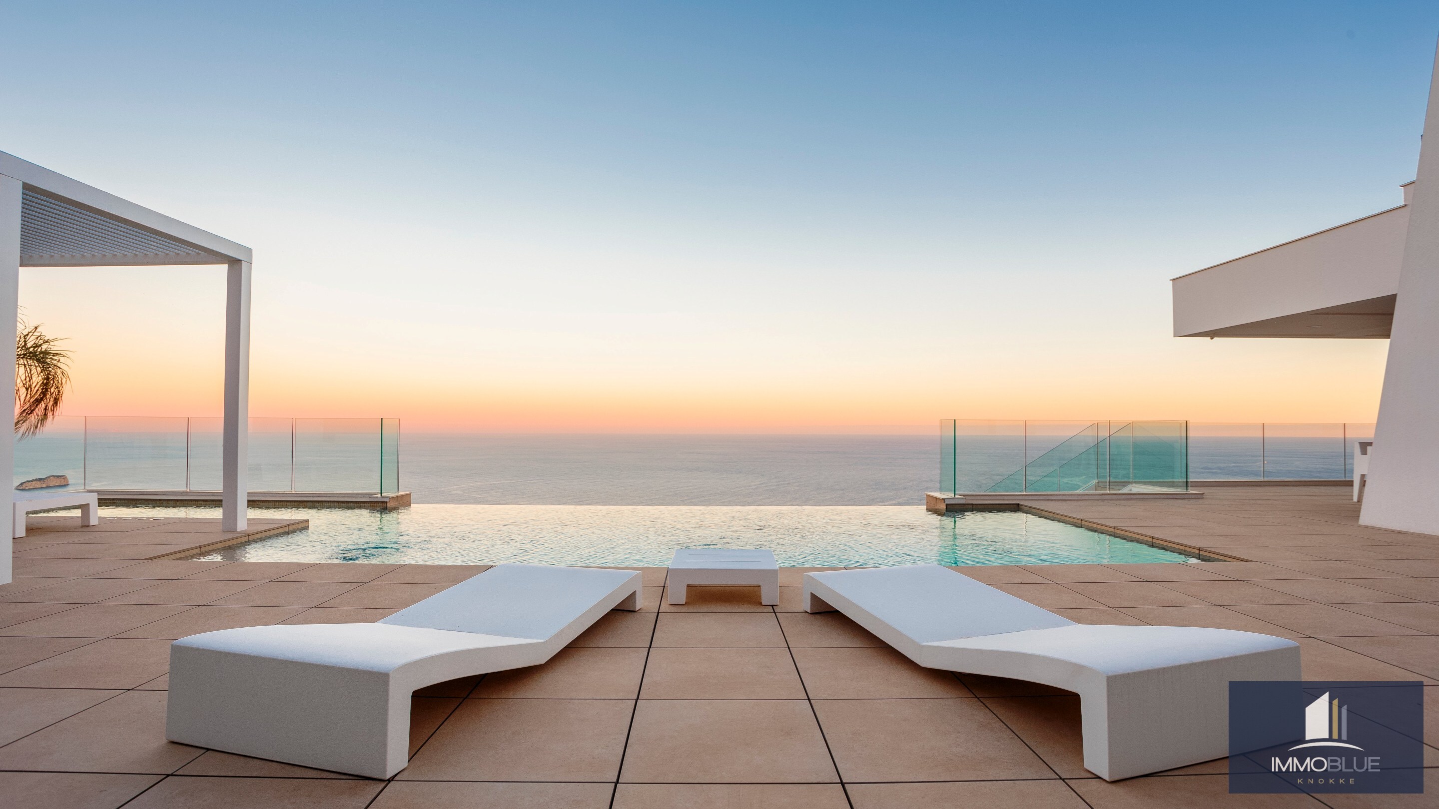 Moderne luxe met spectaculair zeezicht in Cumbre del Sol. 