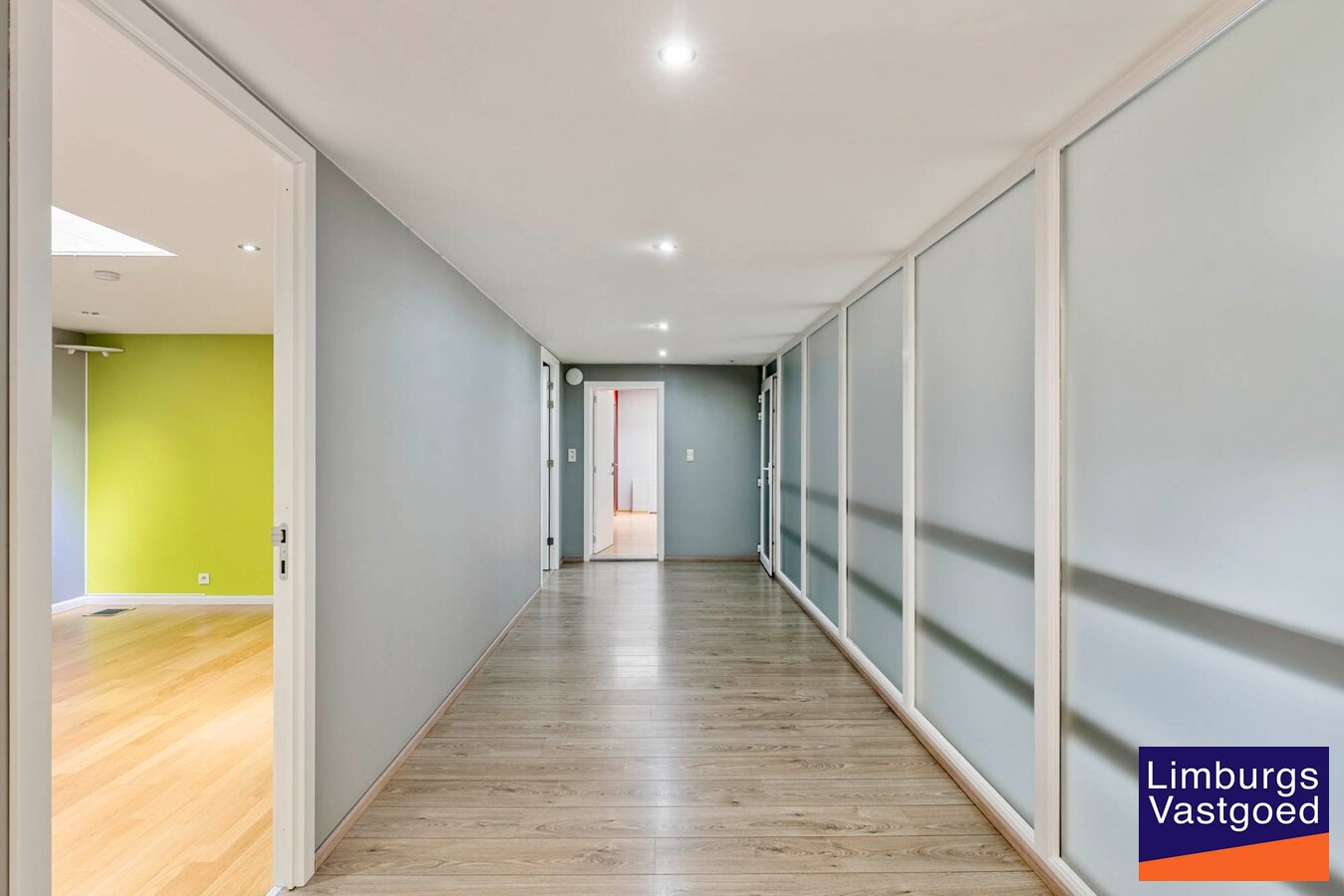 Bedrijfsgebouw met kantoren, magazijnen en woonst - groot 2580 m² 