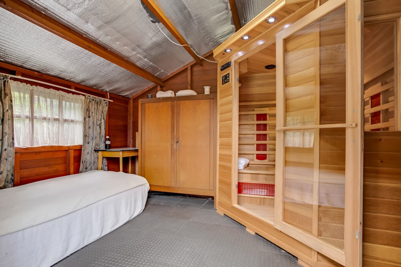 Vrijstaande woning met garage op ruim perceel in het centrum. 