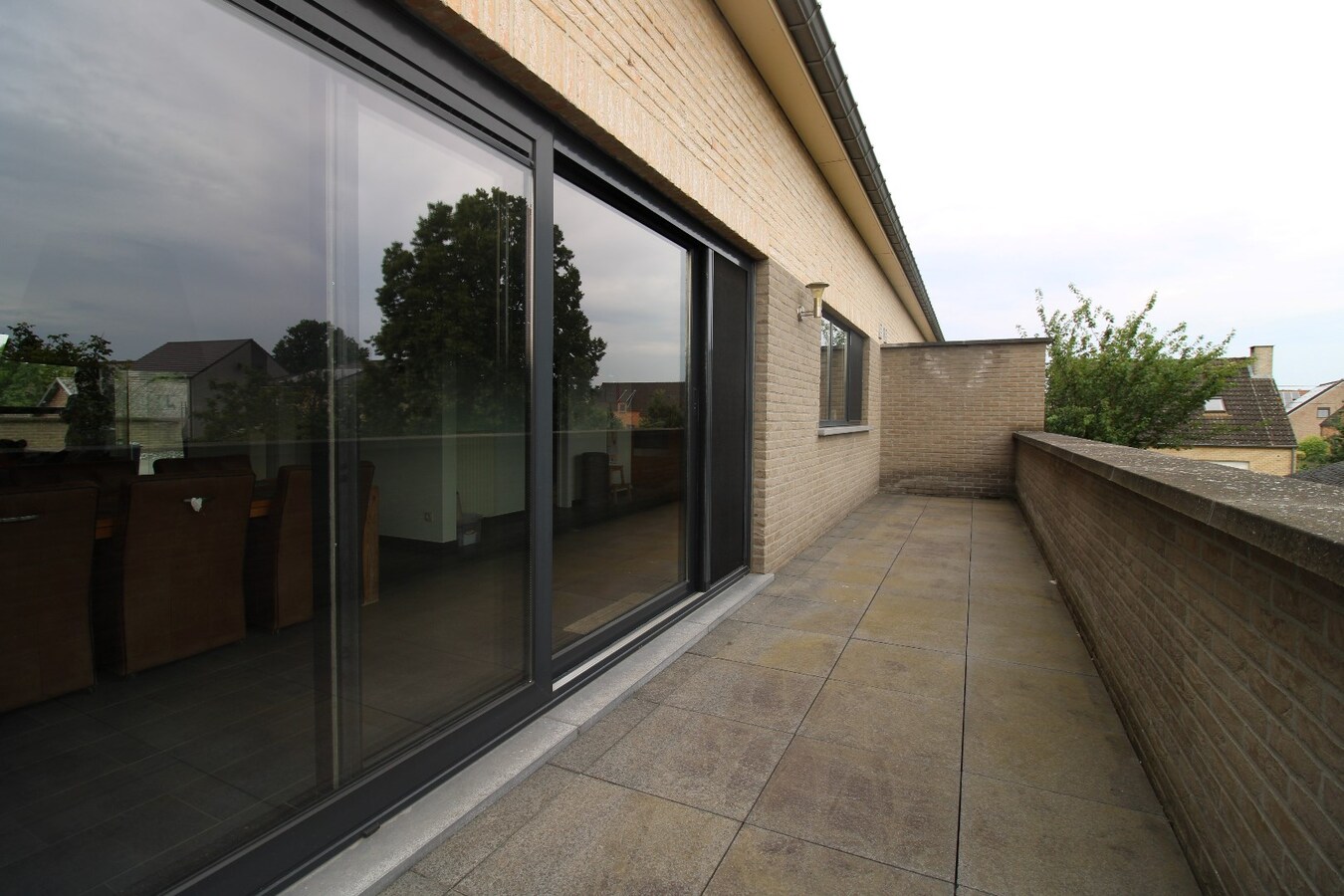 Zeer rustig gelegen ruim appartement met 3 slaapkamers en grote terrassen 