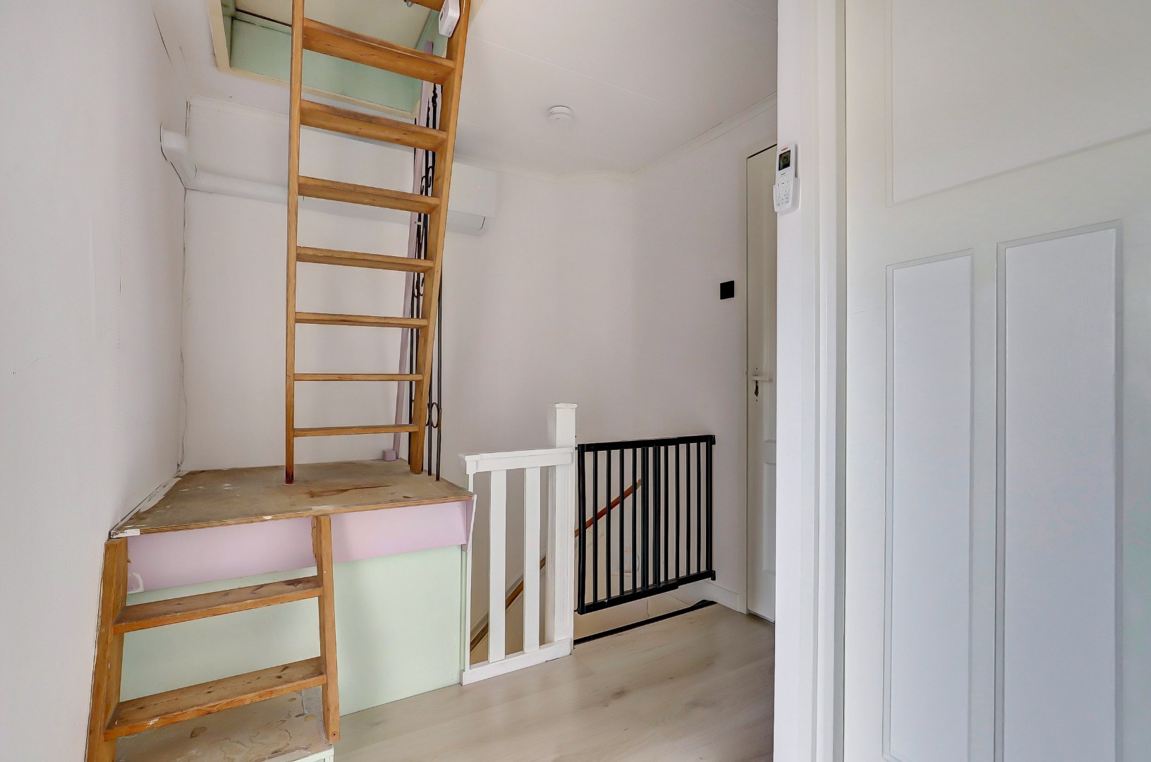 Ruime dubbele bovenwoning met drie slaapkamers, berging en de mogelijkheid tot het realiseren van een extra vierde slaapkamer. 