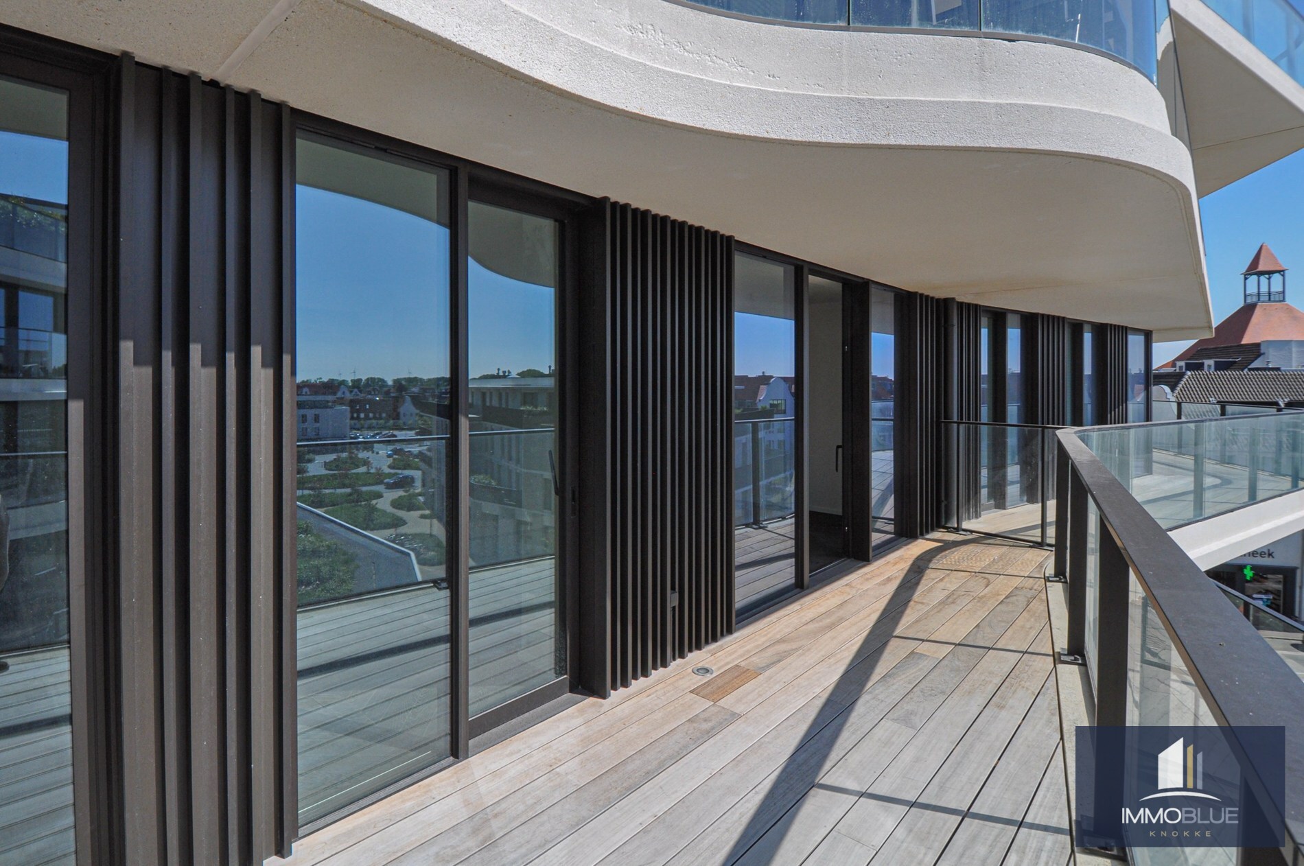 Stijlvol appartement met een ruim zonnig terras gelegen in The Tower. 