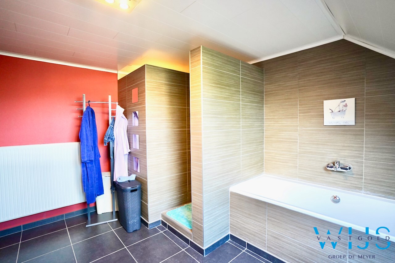 Ideale gezinswoning op 555 m² met 2 garages te Evergem ! 