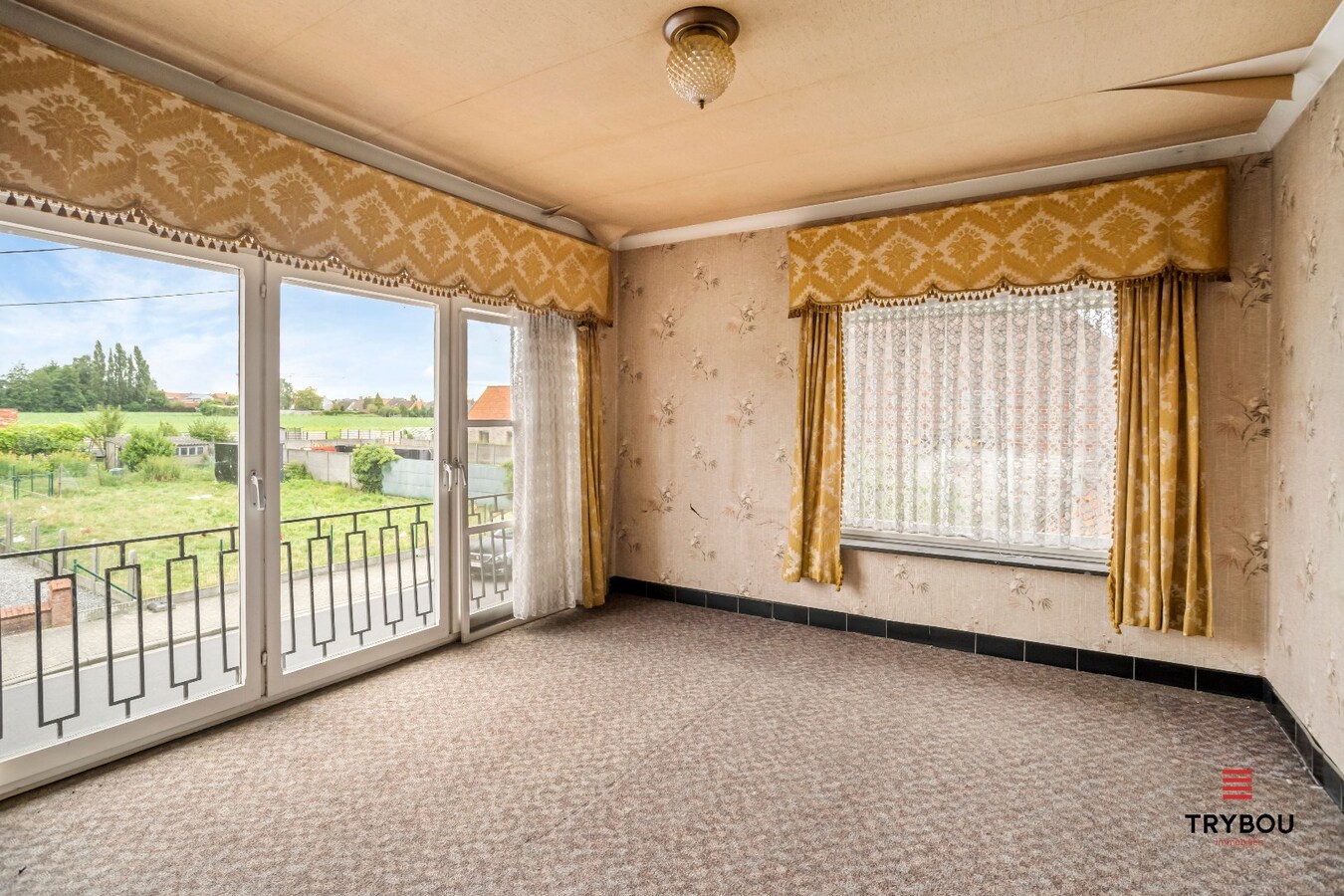 Centraal gelegen, halfopen woning met kleine loods en garage. 