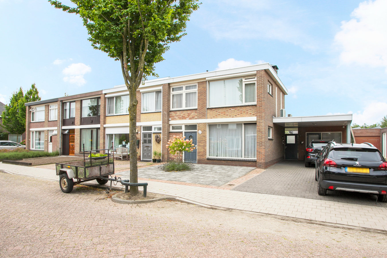 Hoekwoning met garage, carport, overkapping en bergingen gelegen op 326m2 in het centrum van Bladel. 