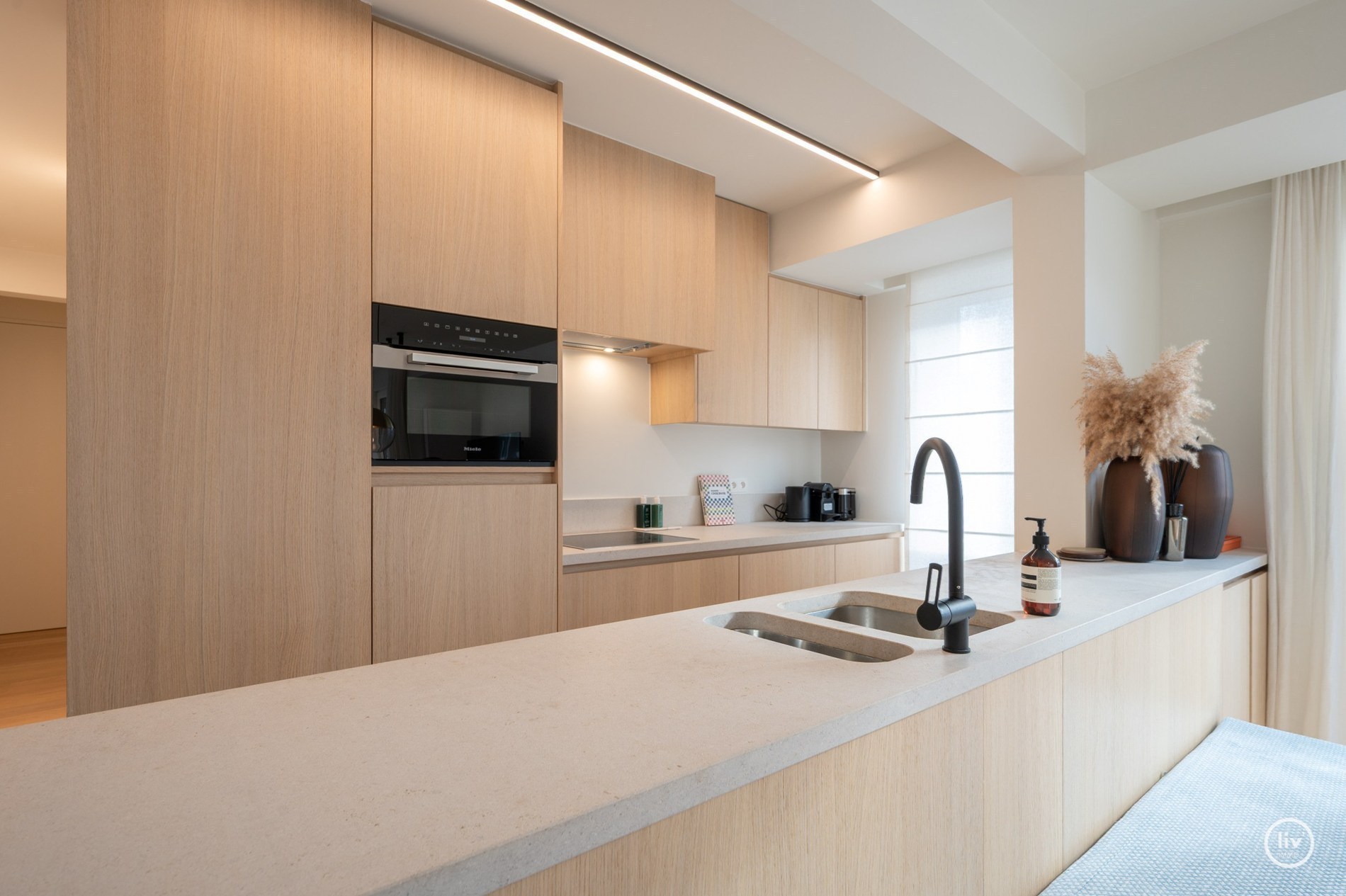 OPENDEURDAG Zaterdag 19/09, tussen 11U en 13u (Jozef Mommenstraat 1): Prachtig gerenoveerd 2-slaapkamer-(hoek)appartement vlakbij de Lippenslaan te Knokke 