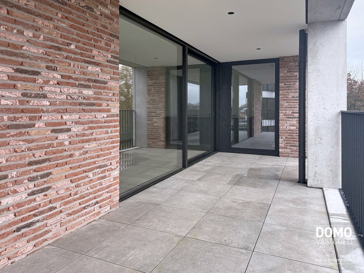 RUIM APPARTEMENT MET PRACHTIG TERRAS, LIFT EN GARAGEBOX IN CENTRUM KERMT 