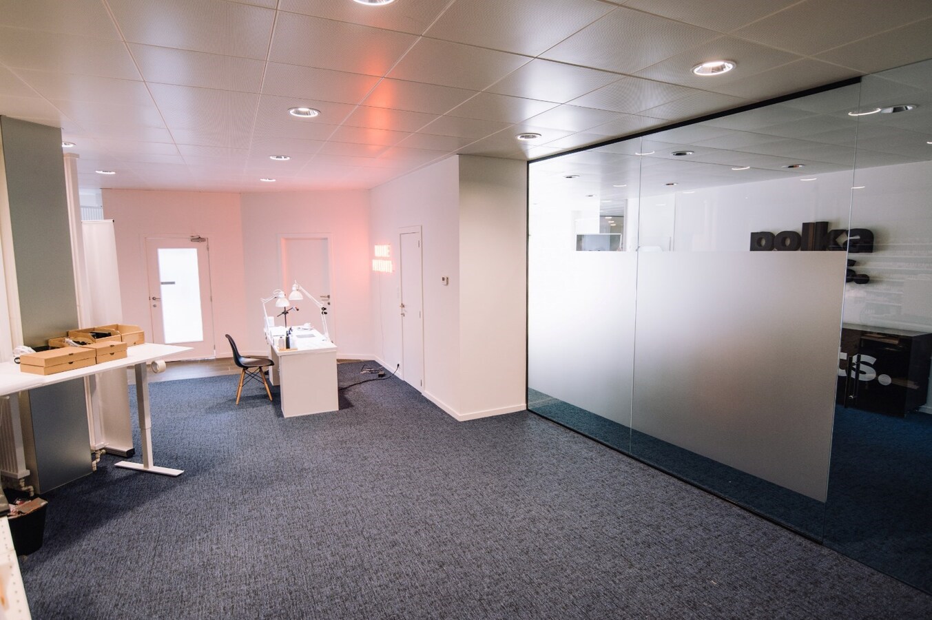 Ruim commercieel pand met parking. Uitstekende ligging nabij station en ziekenhuis. 