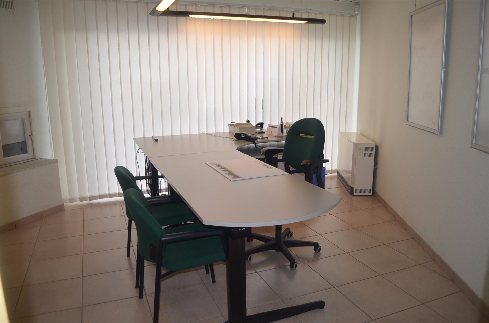 Handelspand met parkeer-gelegenheid te centrum Lembeke 