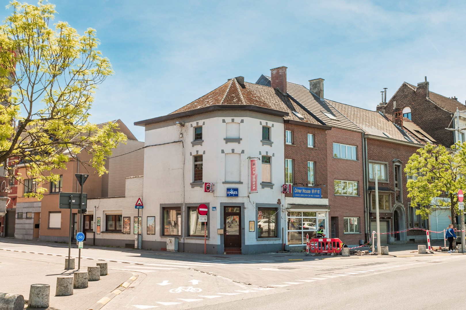 Handelshuis op een gunstige ligging vlakbij het station van Halle 