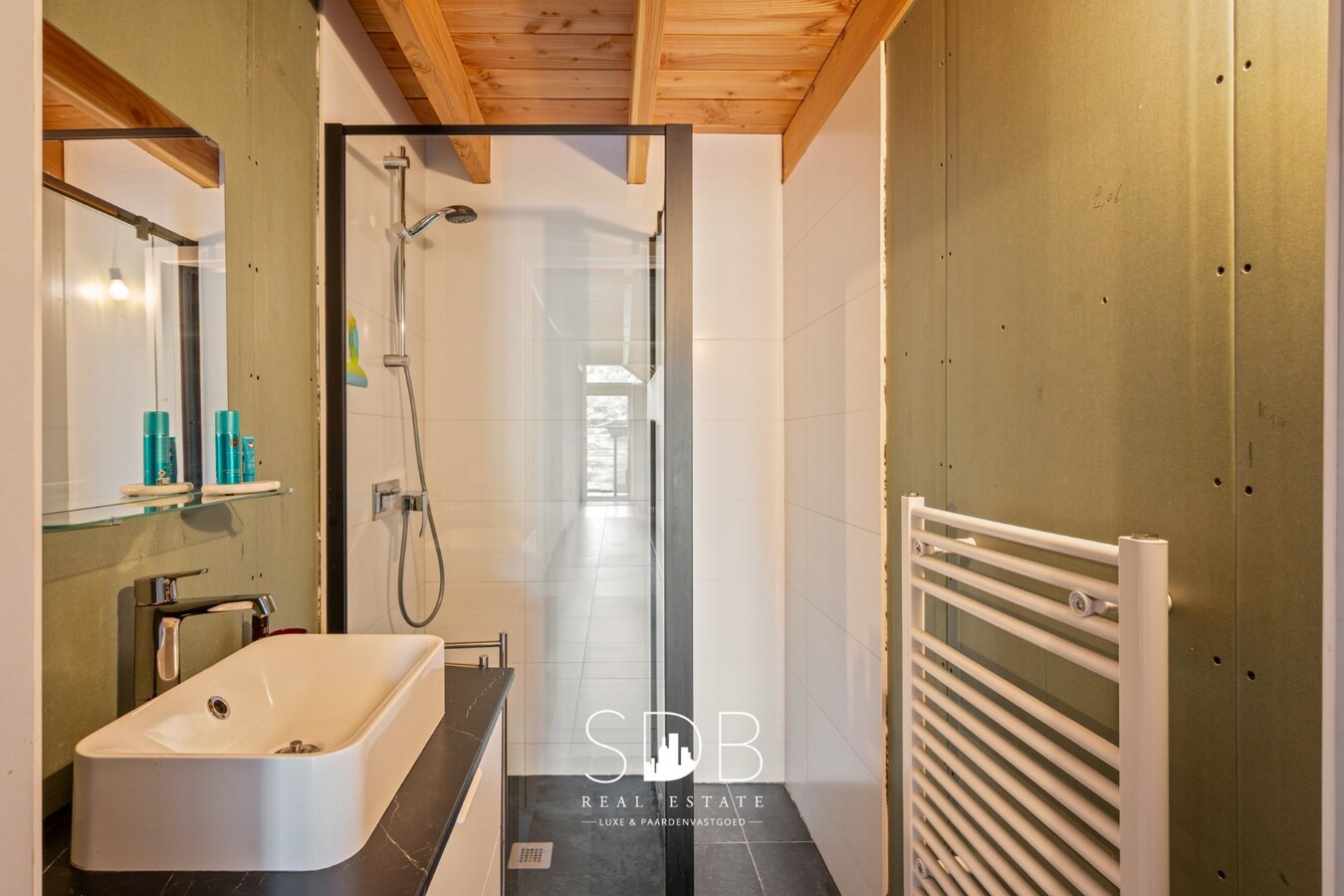 Charmante woning met aparte kantoorruimte op 14.569 m² 