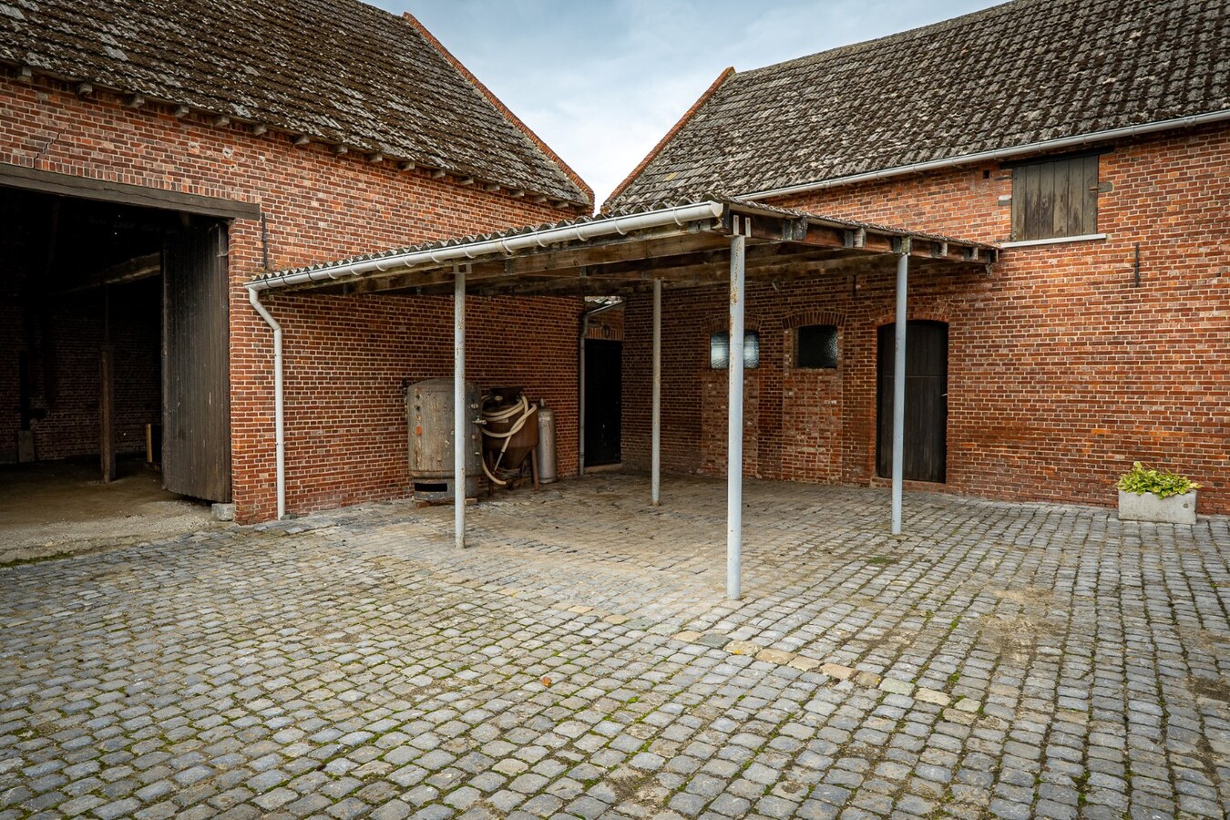 Farm to be renovated with stables and pastures on approximately 1.7 hectares in Herk-de-Stad. 