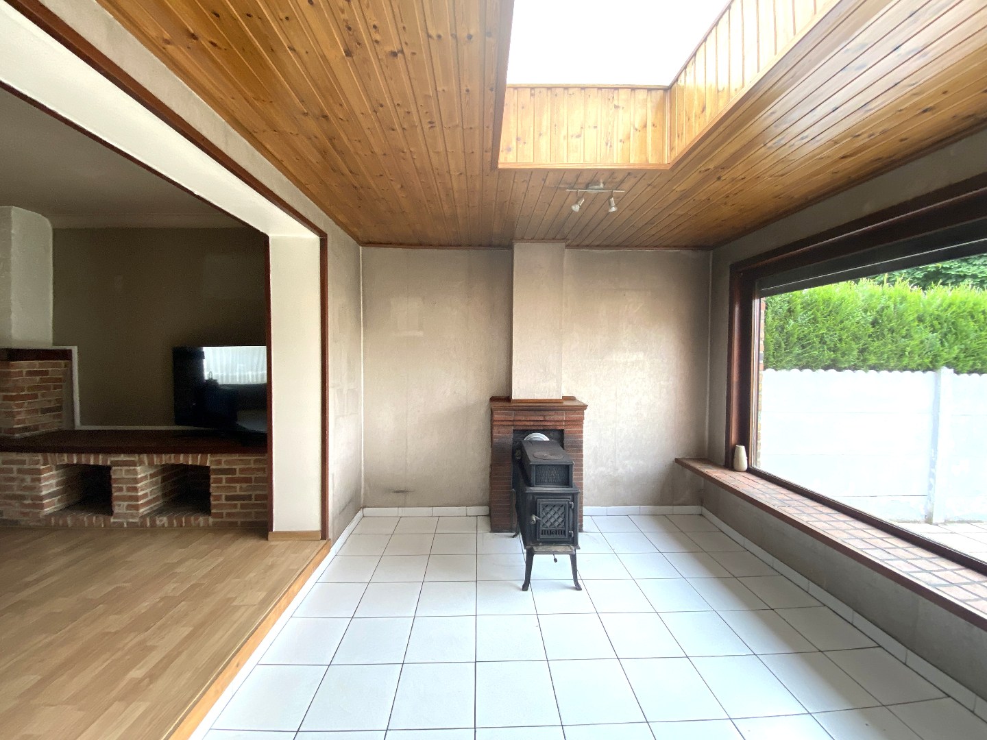Degelijke halfopen bebouwing met groot potentieel op mooi hoekperceel van 524 m²! 