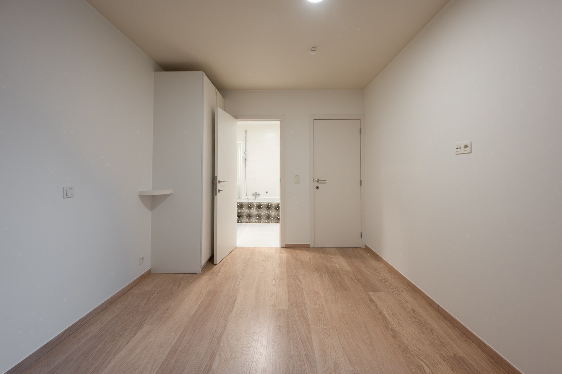 Appartement de 2 pièces situé au centre avec terrasse orientée sud sur la Lippenslaan. 