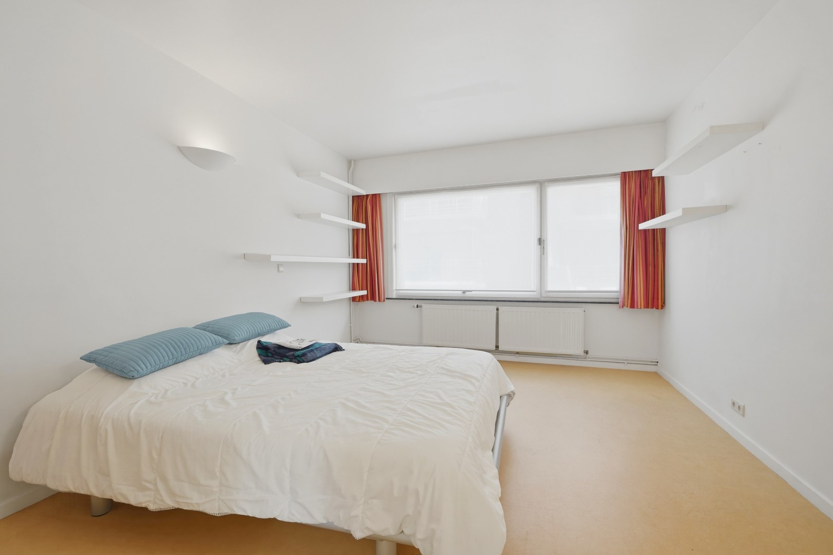 Multifunctionele woning met handelsruimte in hartje Veurne. 