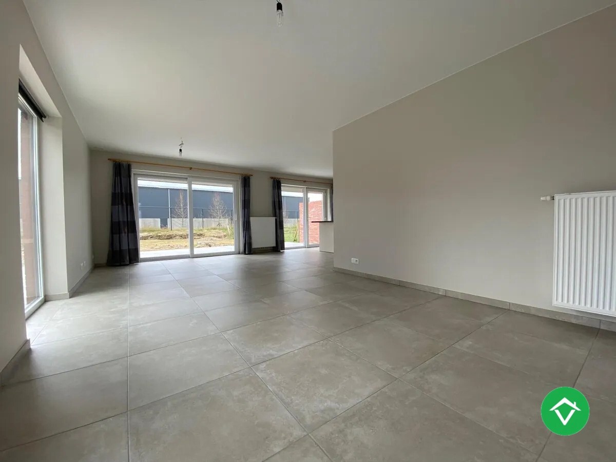 Ruime nieuwbouw woning met 3 slaapkamers, tuin  met tuinhuis en garage te Kortemark 