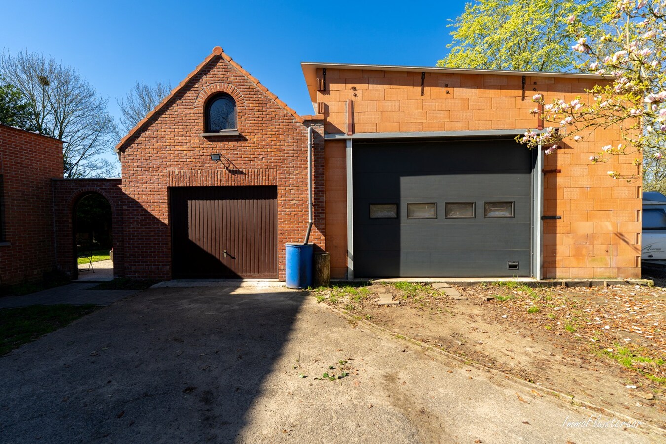 BEZOEKDAG OP 23 MEI VAN 10U TOT 14U. Landelijk gelegen woning met stallen en handig bijgebouw op ca. 7.025 m² (Optie aankoop extra aanpalend weiland van 5.735 m2) 